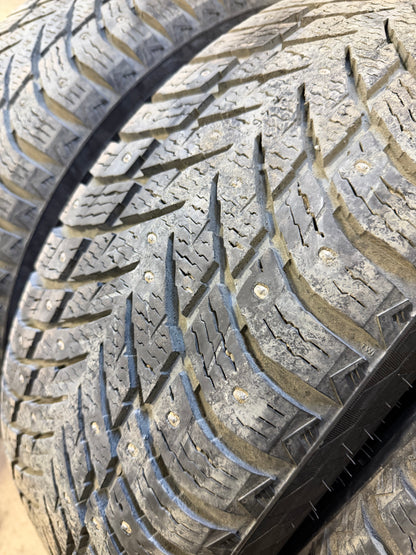 4 pneus d hiver 245/65r17 nokian a clou en tres bon état