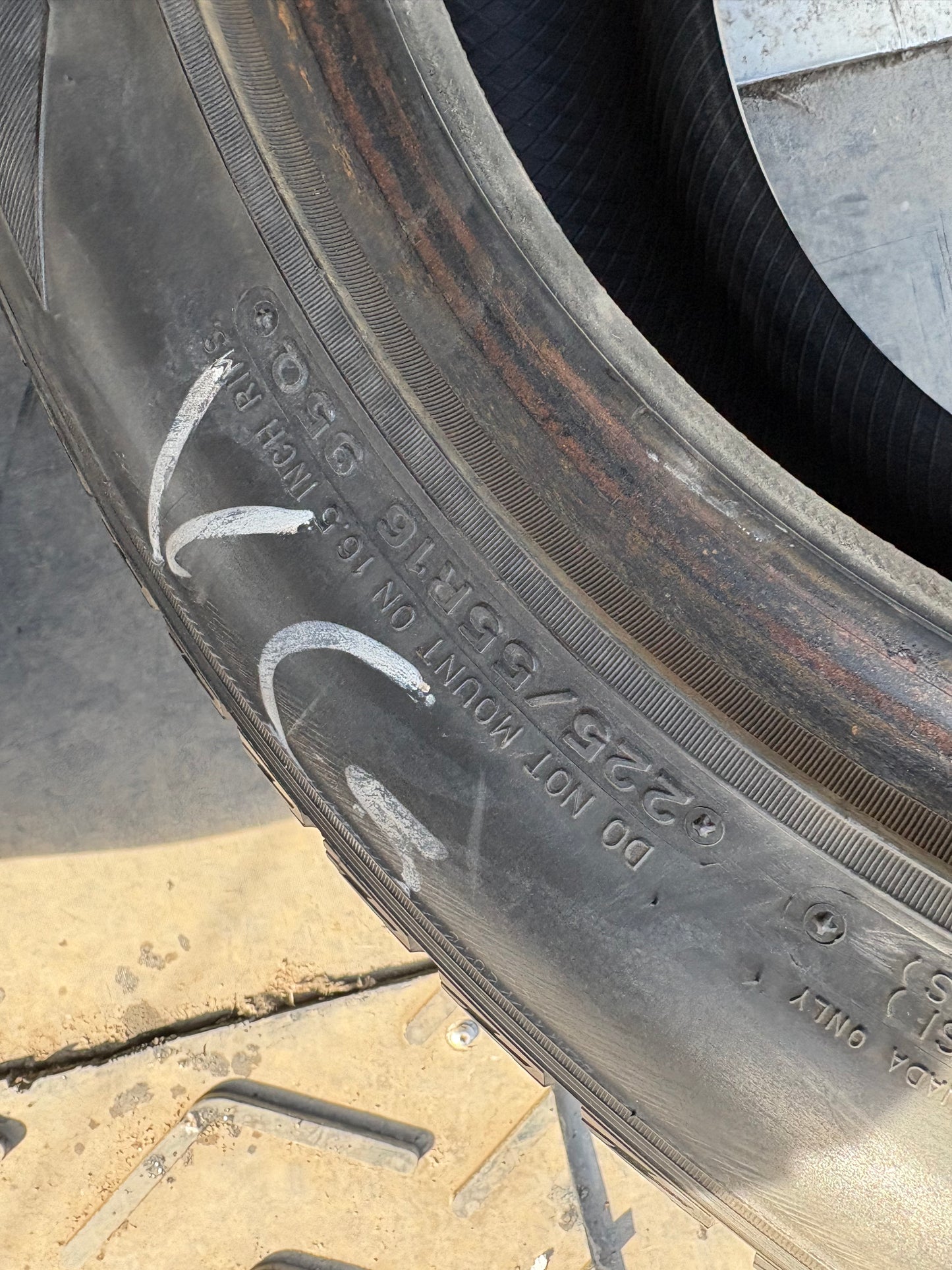 4 pneus d hiver 225/55r16 Dunlop