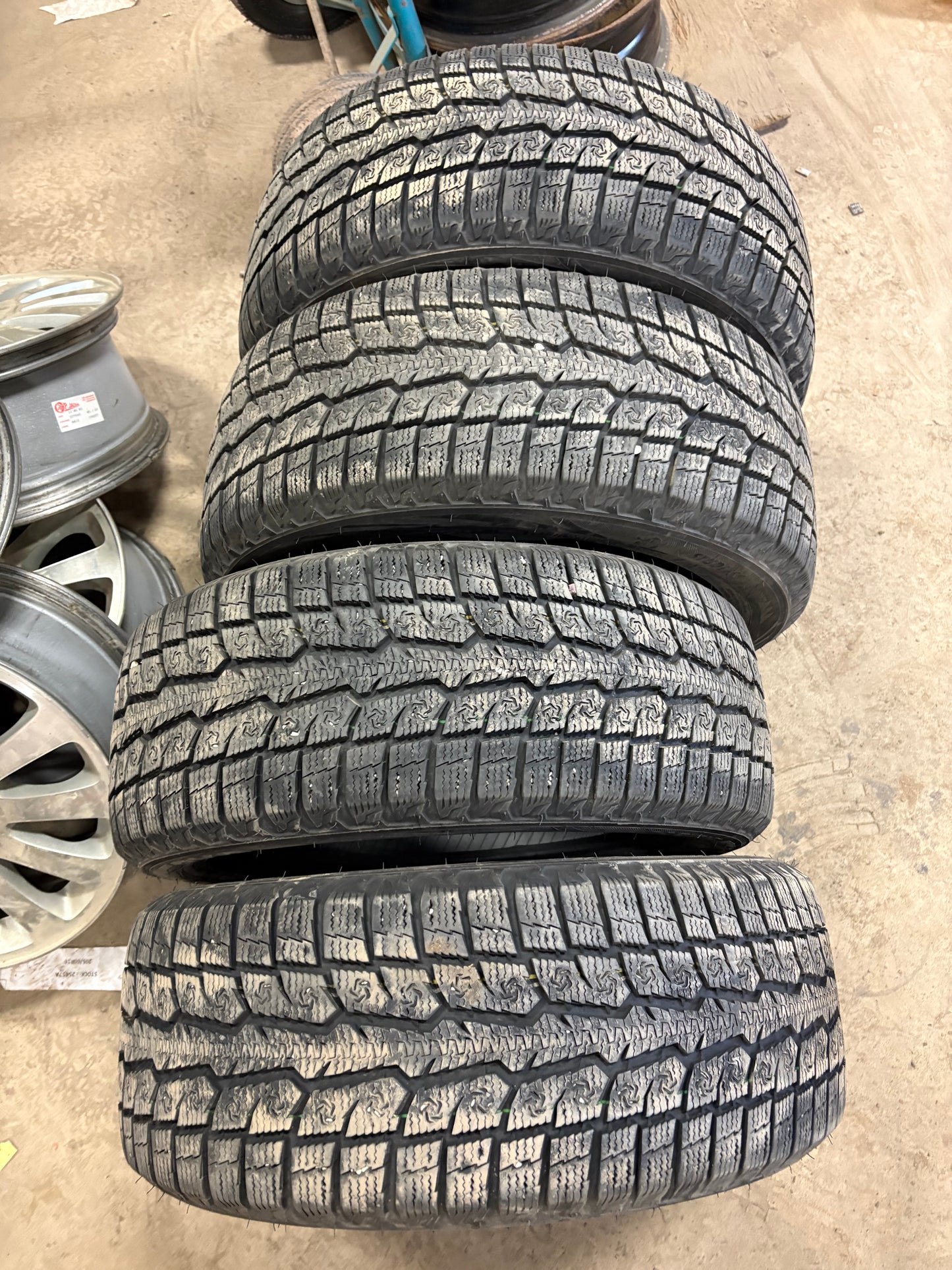 4 pneus d hiver 205/55r16 toyo a l etat neuf