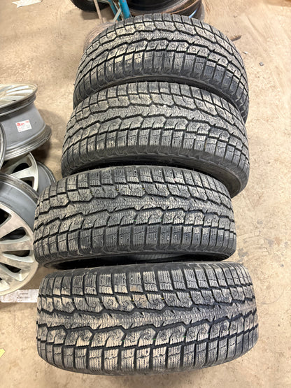 4 pneus d hiver 205/55r16 toyo a l etat neuf