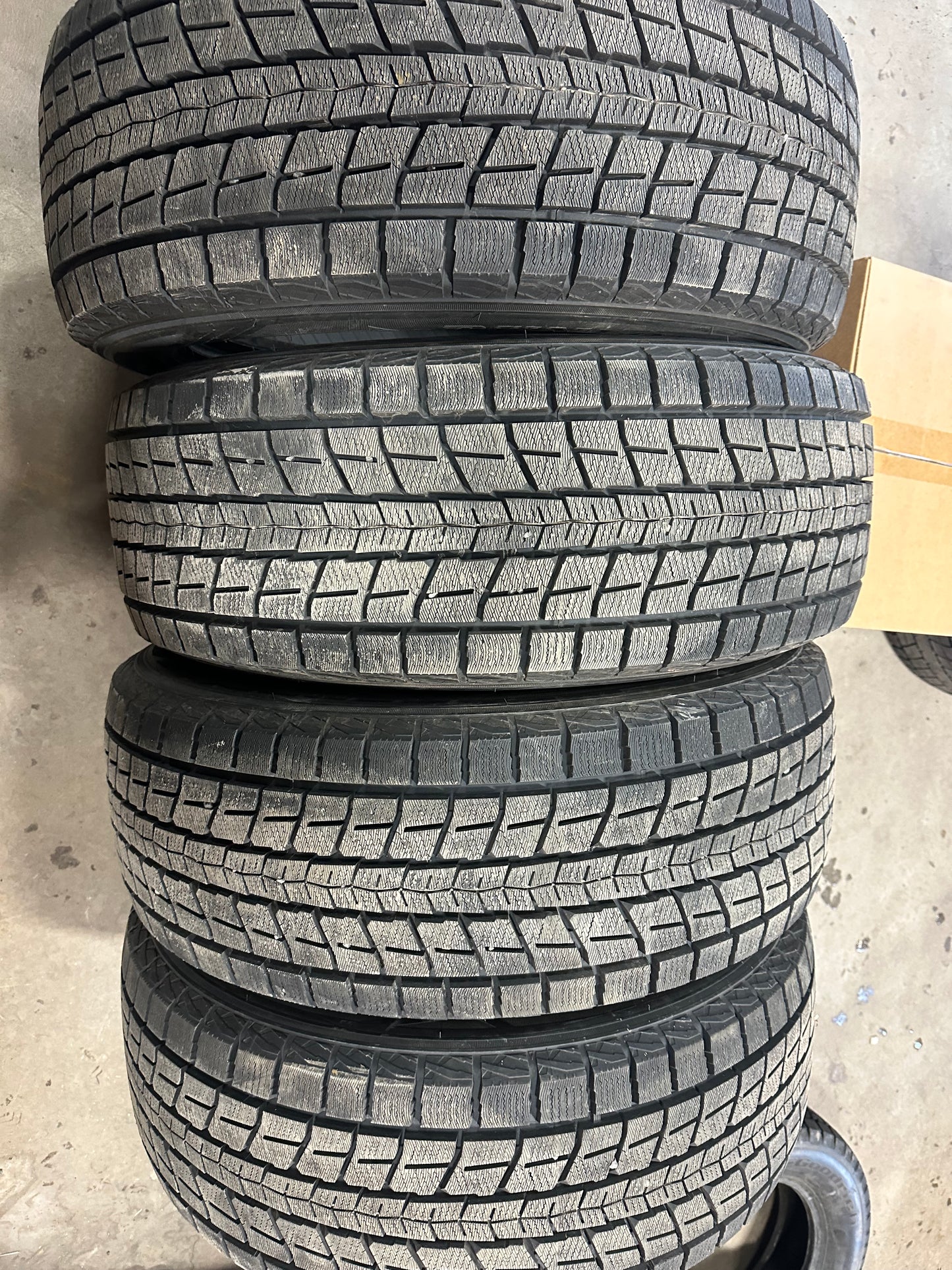 4 pneus d hiver neufs 275/55r20 dunlop en liquidation