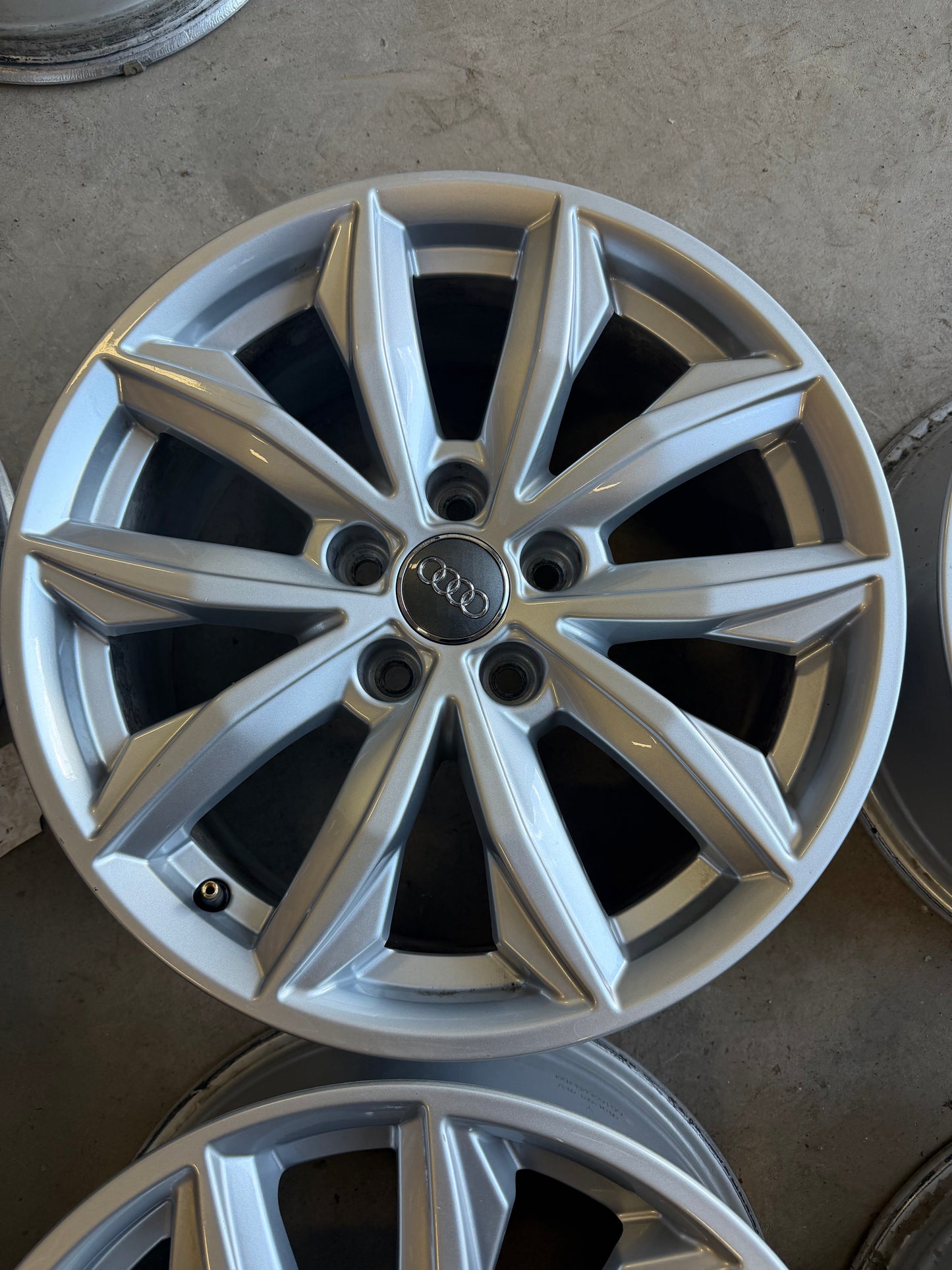 4 mags audi 17 pouces 5x112 a l état neuf