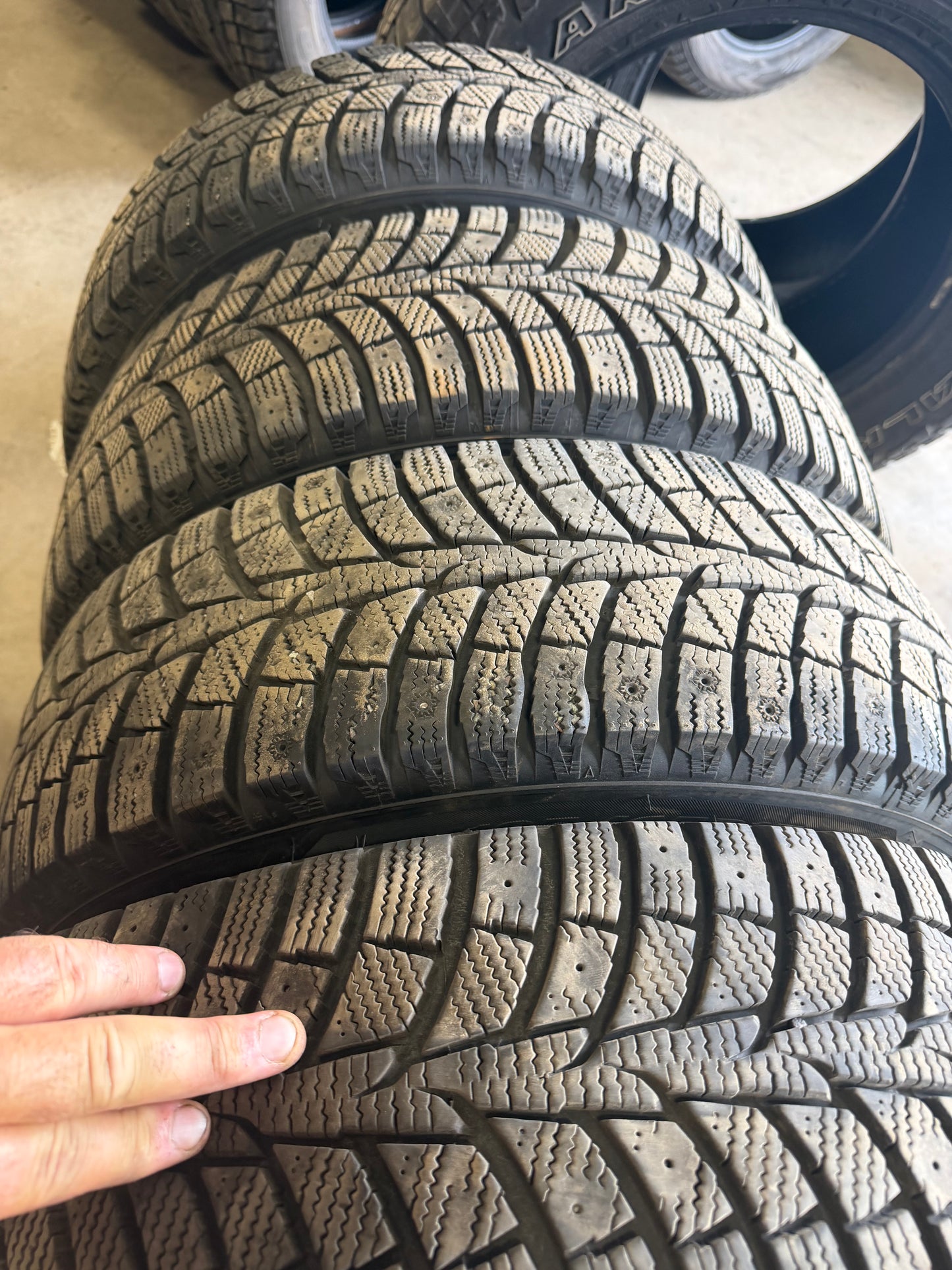 4 pneus d hiver 195/65r15 laufenn a l état neuf