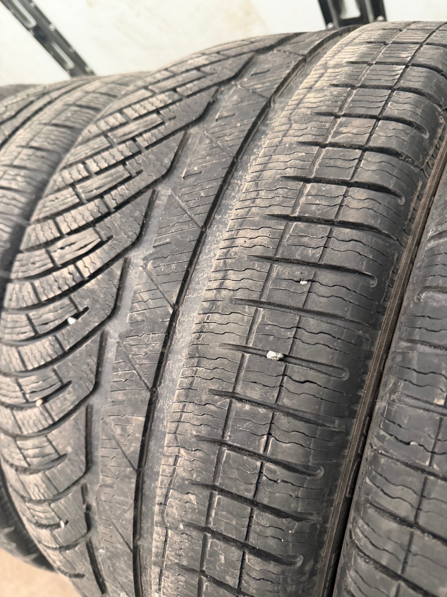 4 pneus d hiver 2x225/40r18 et 2x255/35r18 michelin