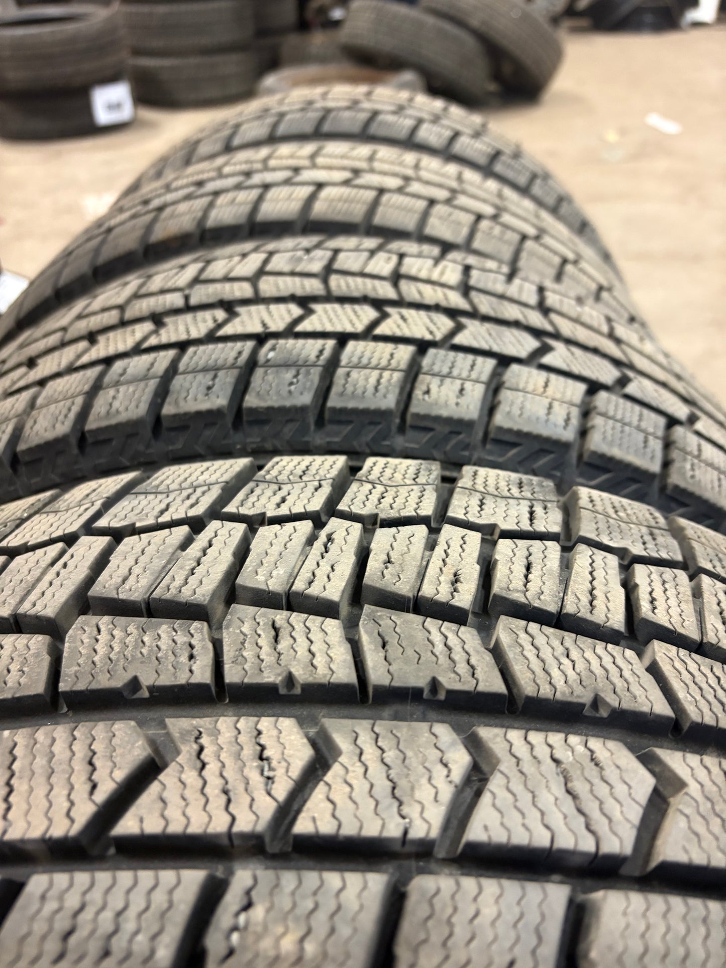 4 pneus d hiver 215/60r16 dunlop a l etat neuf