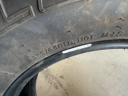 2 pneus d ete 255/65r17 Bridgestone en bon état