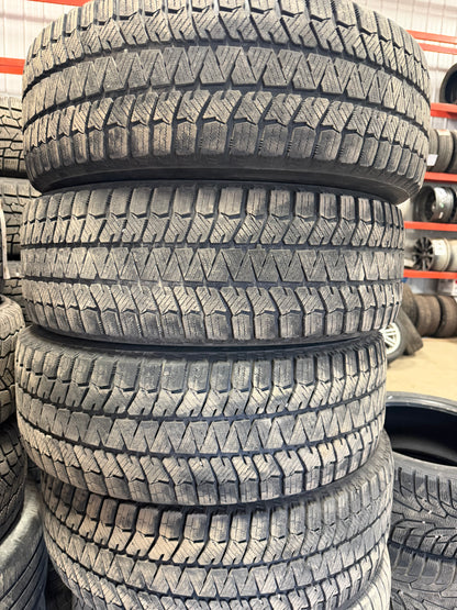4 pneus d hiver 215/65r16 bridgestone en tres bon état