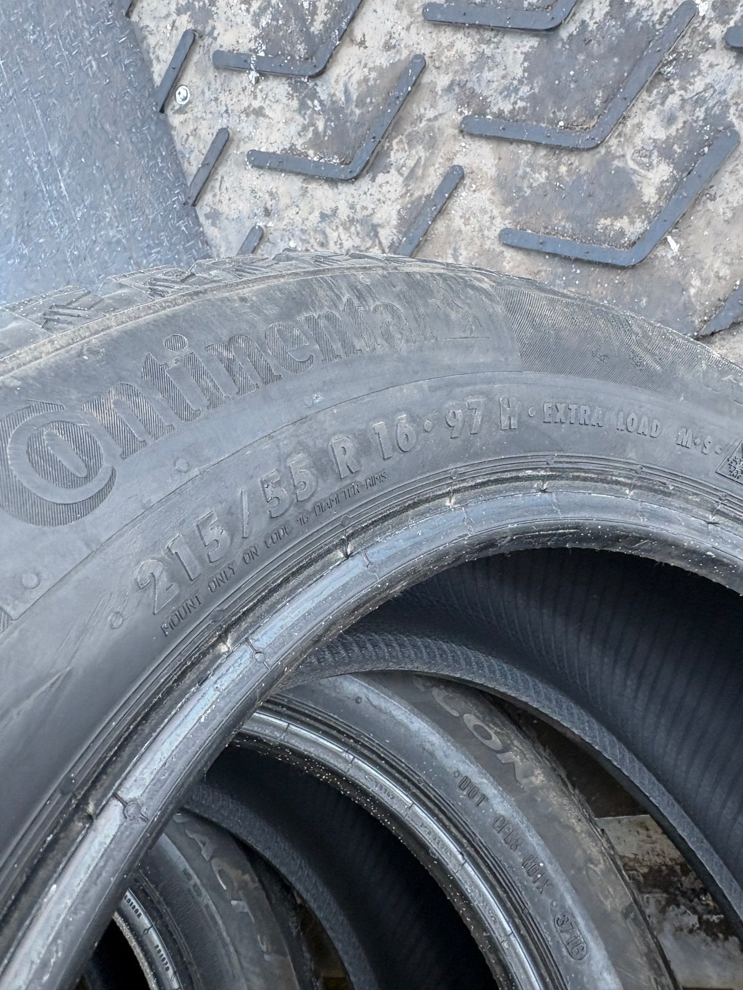 4 pneus d hiver 215/55r16 continental en bon etat