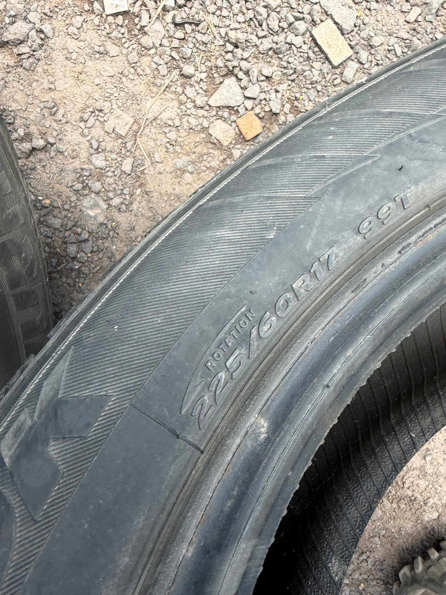 2 pneus d hiver 225/60r17 hankook en bon état