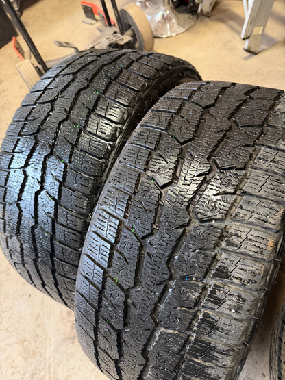 2 pneus d hiver 245/40r19 toyo en tres bon état