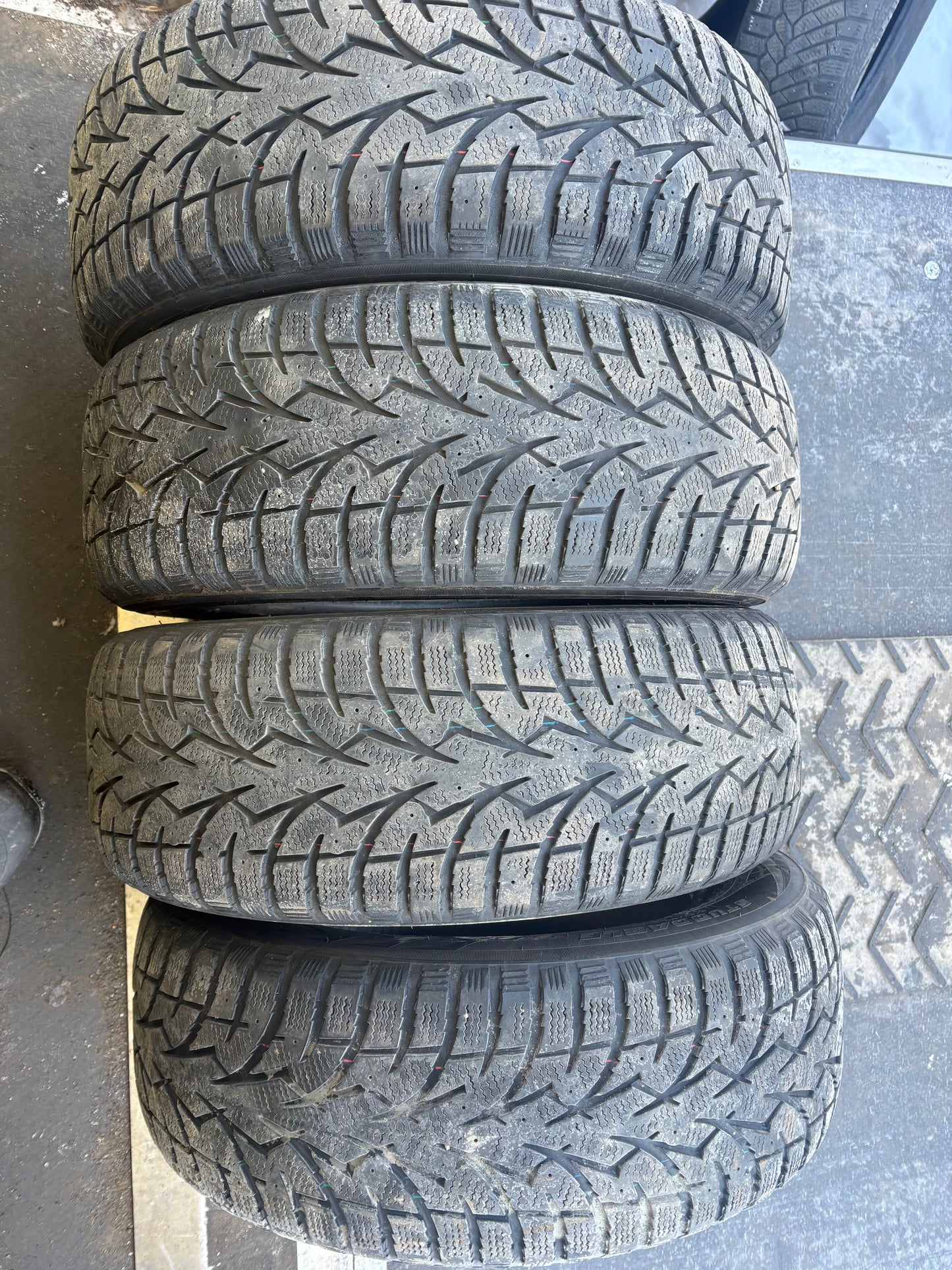 4 pneus d hiver 195/65r15 toyo en bon etat