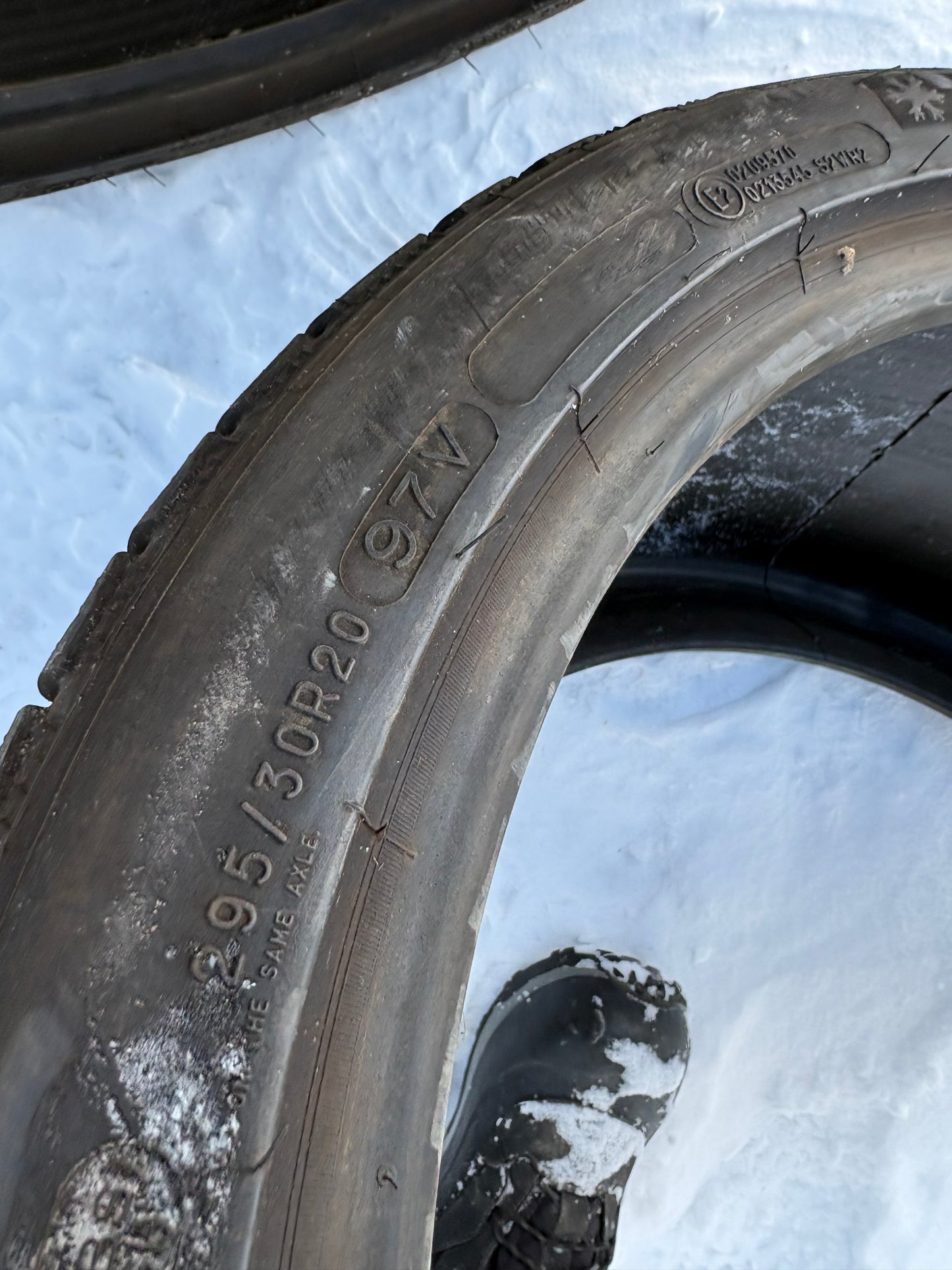 2 pneus d hiver 245/35r20 et 2 pneus 295/30r20 michelin a l état neuf