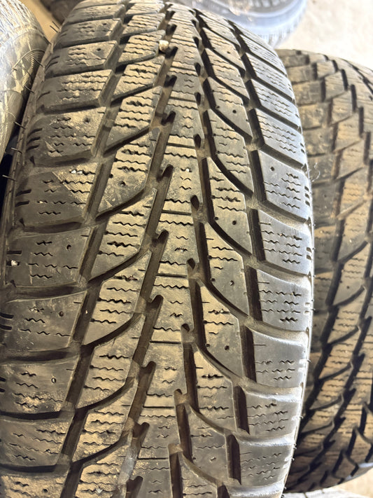 2 pneus d hiver 205/65r15 kelly en tres bon etat