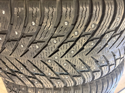 4 pneus d hiver 285/45r22 nokian a clou en tres bon état