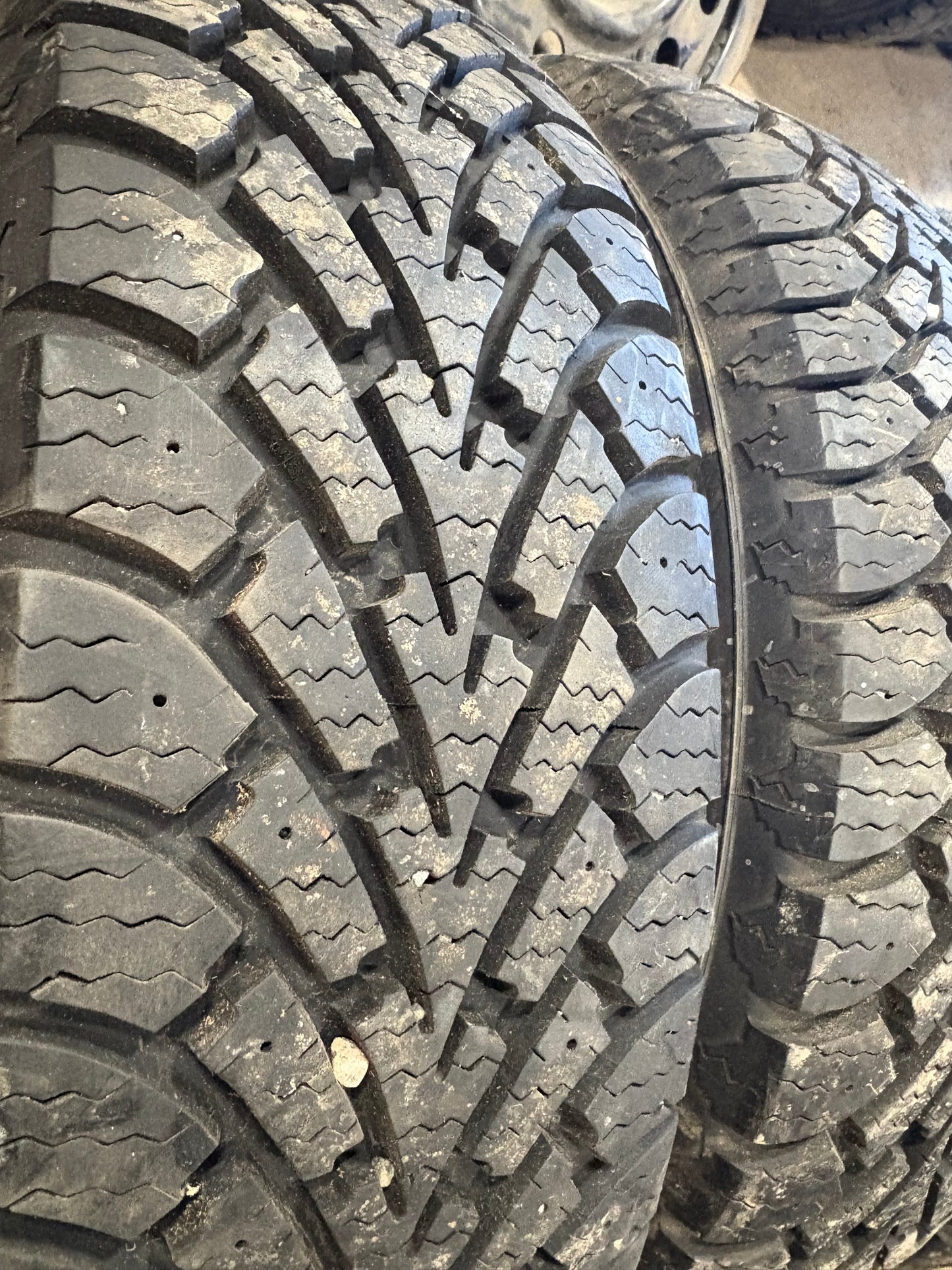 4 pneus d hiver 195/65r15 good year a l etat neufs