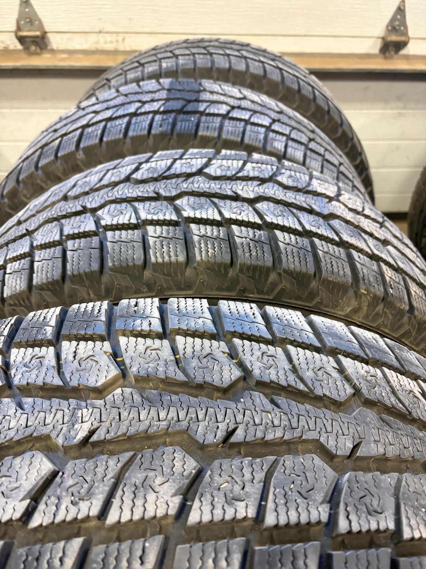 4 pneus d hiver 235/65r17 toyo a l etat neuf