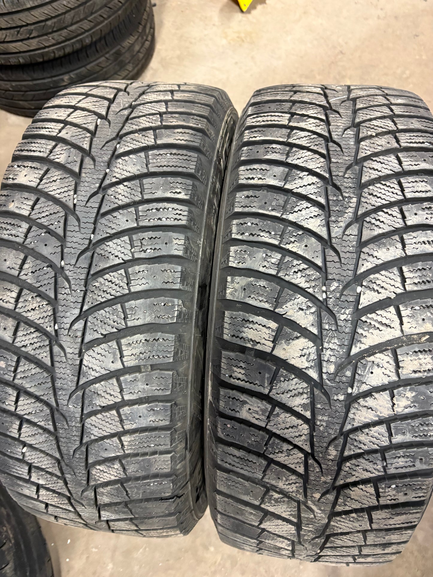 2 pneus d hiver 235/55r17 laufenn en tres bon état