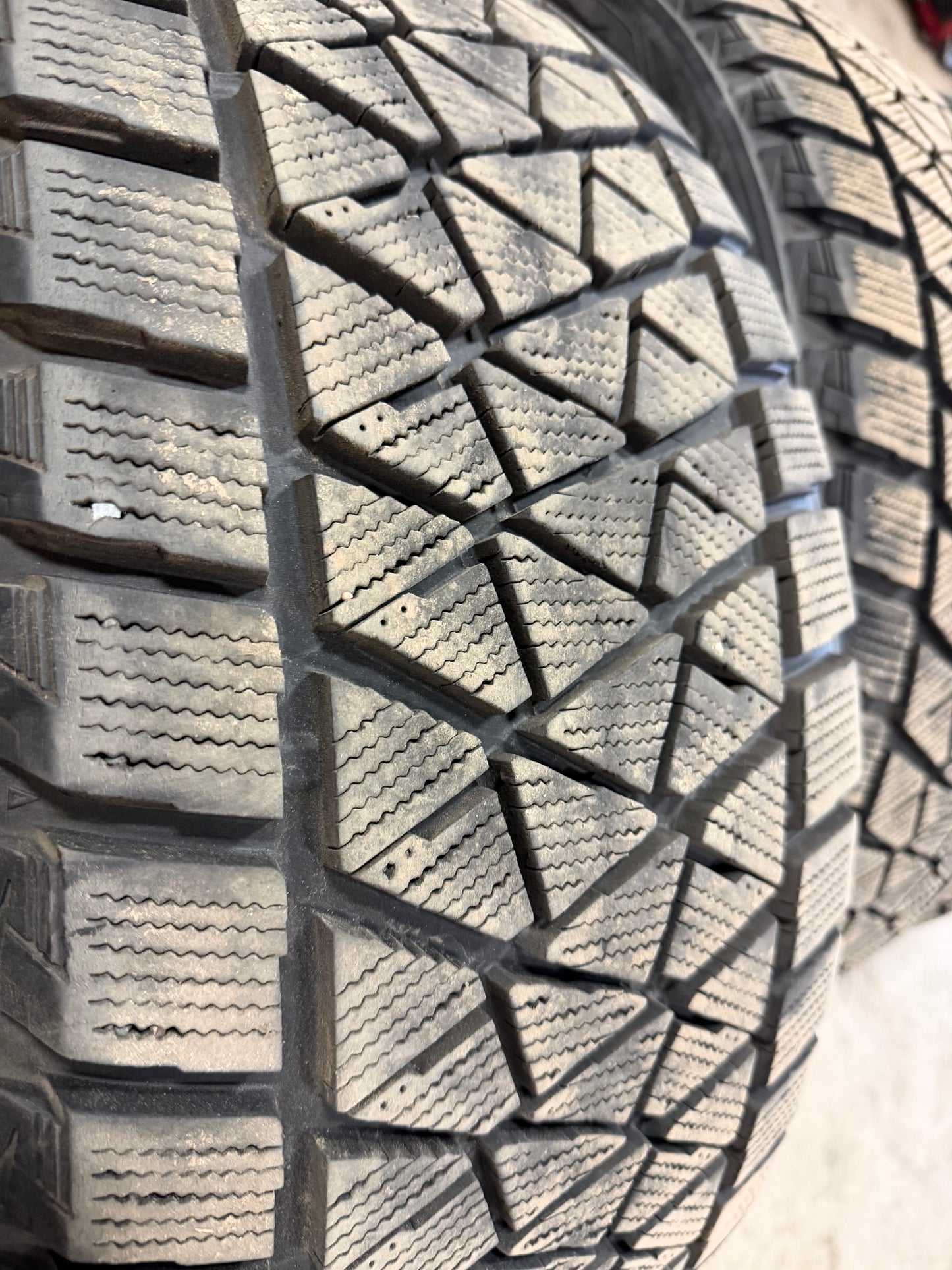 4 pneus d hiver 275/45r20 Bridgestone a l etat neuf