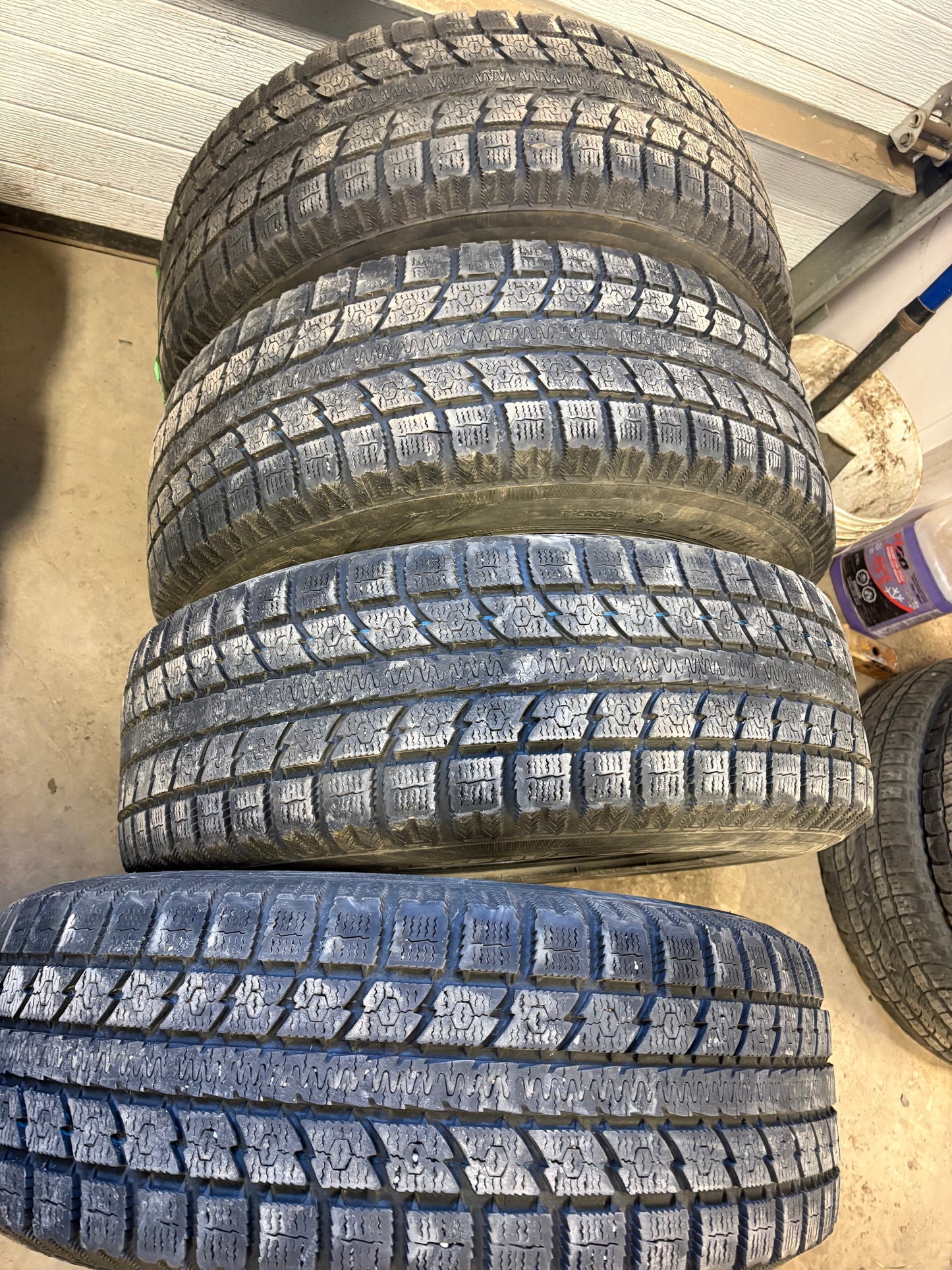 4 pneus d hiver 235/65r17 toyo en bon état