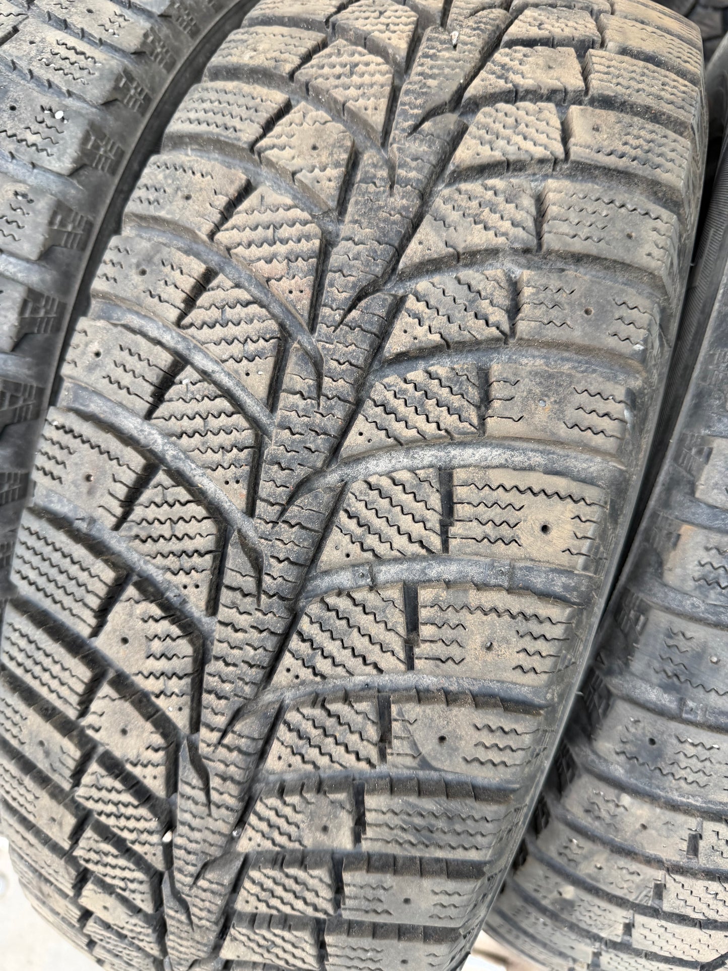 4 pneus d hiver 205/60r16 laufenn en bon état