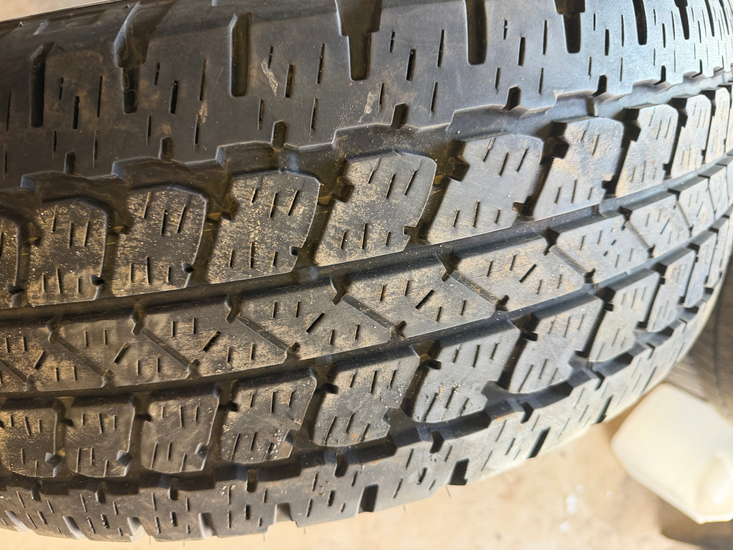 1 pneu d ete 255/65r17 Bridgestone a l etat neuf