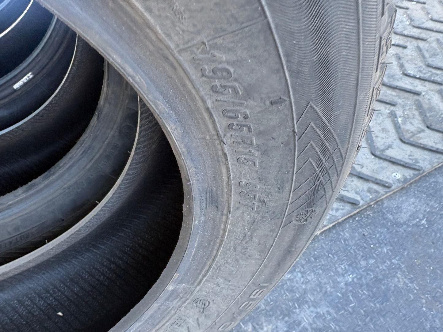 2 pneus d hiver 195/65r15 maxxis en bon état
