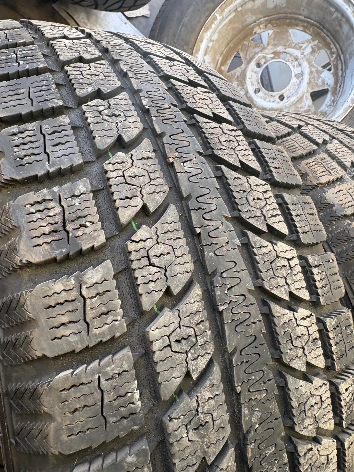 4 pneus d hiver 245/60r18 toyo en bon état