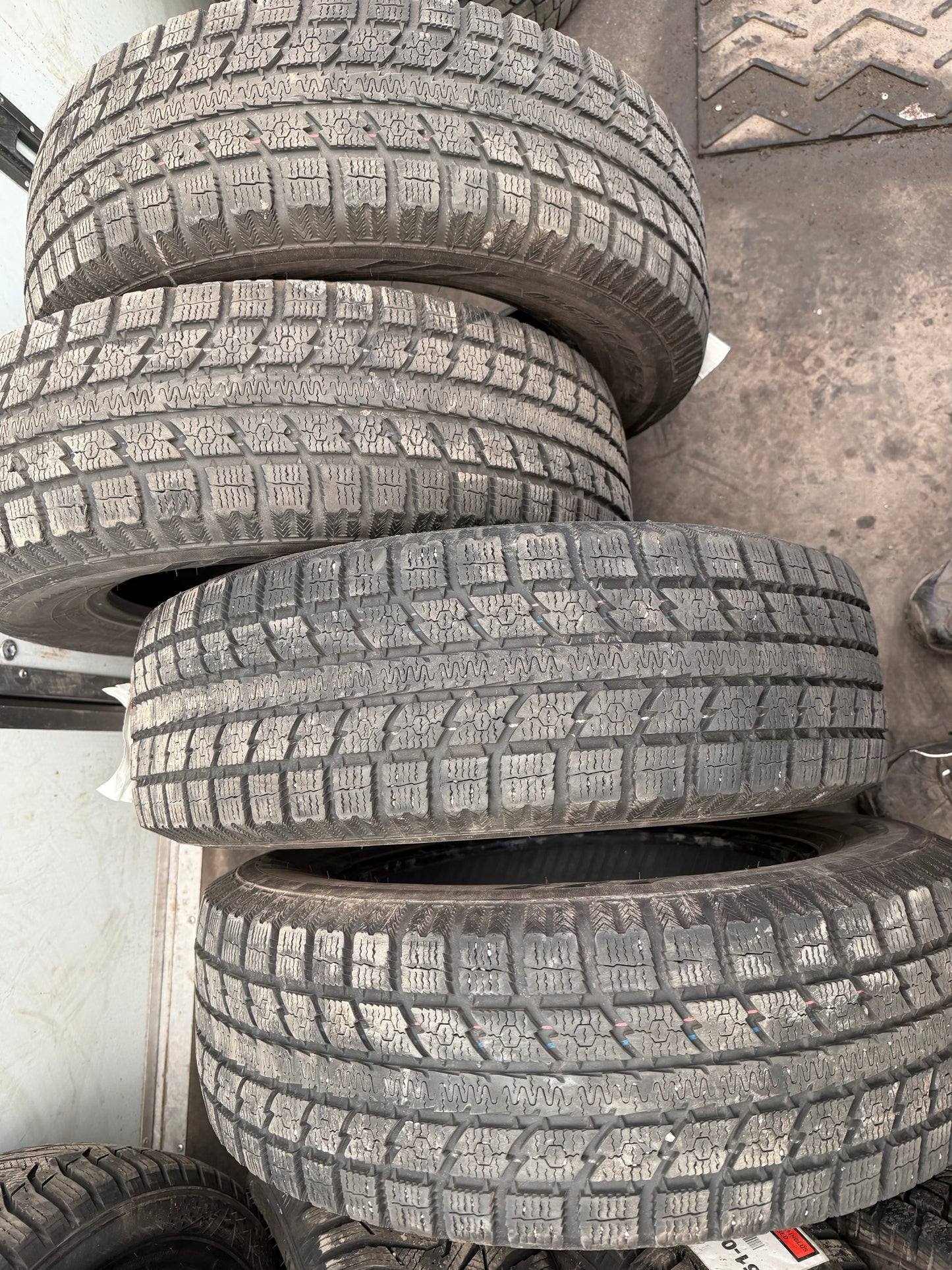 4 pneus d hiver 215/70r16 toyo en tres bon état