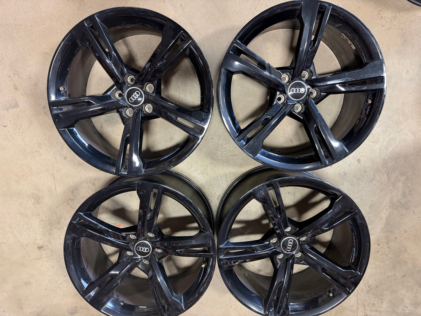 4 mags d origine audi 19 pouces 5x112 a l état neuf