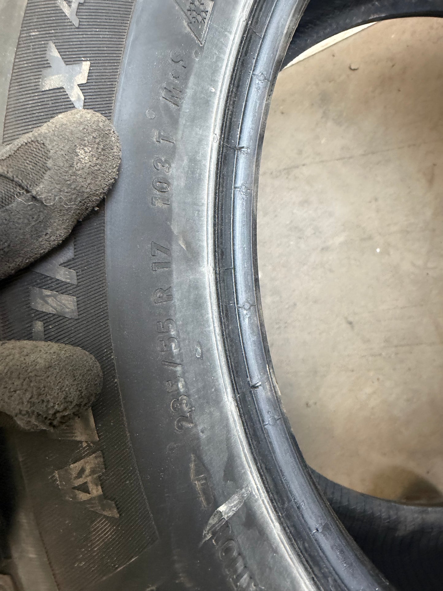 2 pneus d hiver 235/55r17 general en tres bon état