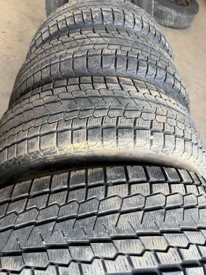 4 pneus d hiver 225/65r17 Yokohama en tres bon état
