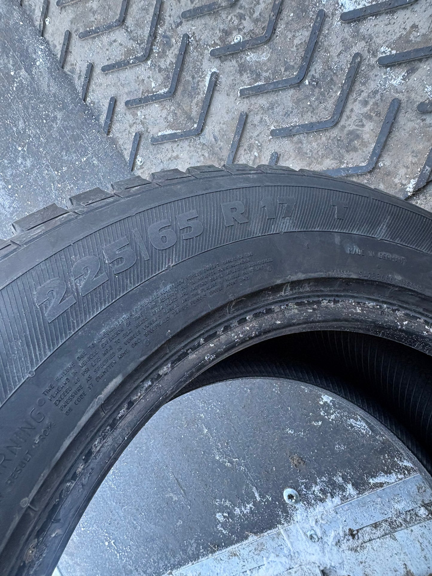 2 pneus d hiver 225/65r17 point s en bon état
