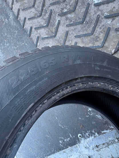2 pneus d hiver 225/65r17 point s en bon état