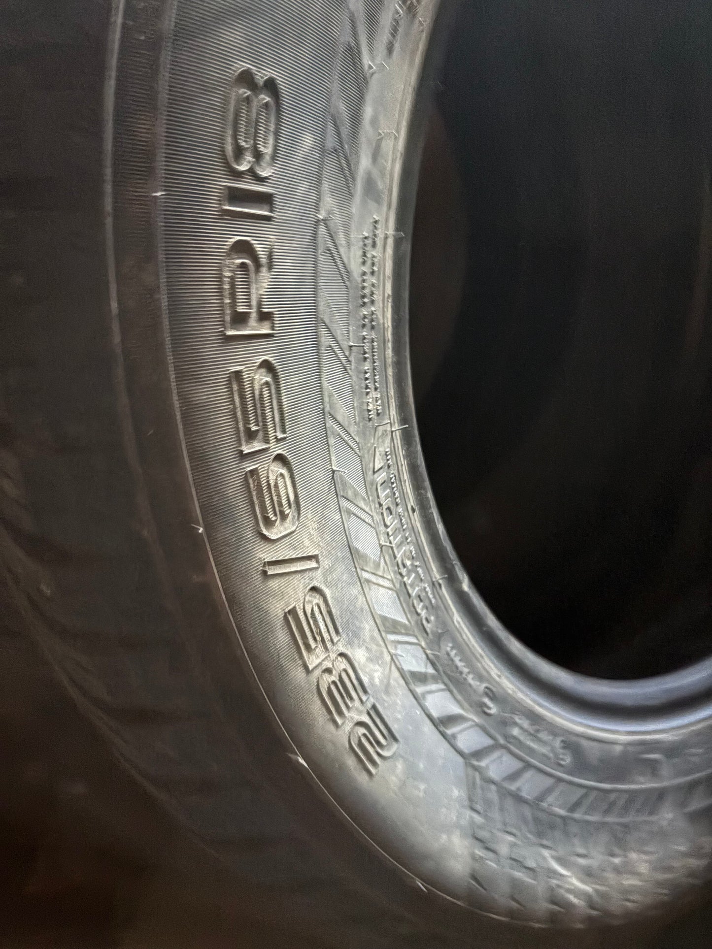 2 pneus d hiver 235/65r18 nokian a clou en tres bon état