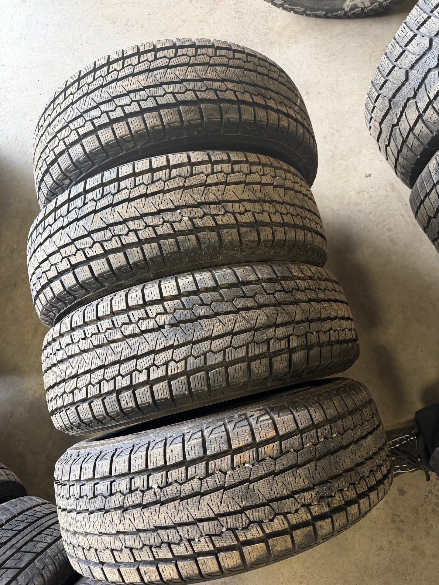 4 pneus d hiver 215/60r17  Yokohama a l état neuf