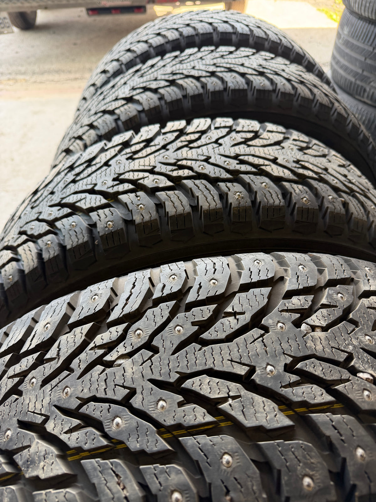 4 pneus d hiver 235/65r17 nokian a clou comme neuf