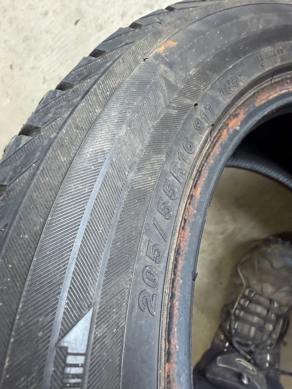 2 pneus d hiver 205/55r16 Yokohama en bon etat