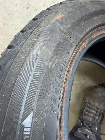2 pneus d hiver 205/55r16 Yokohama en bon etat
