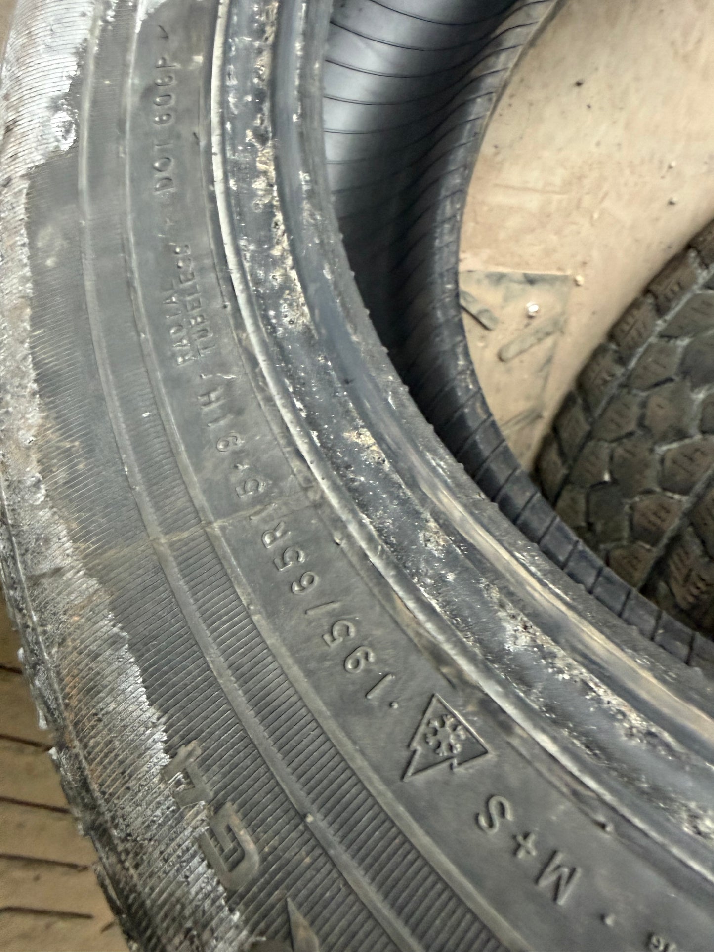 2 pneus d hiver 195/65r15 nokian