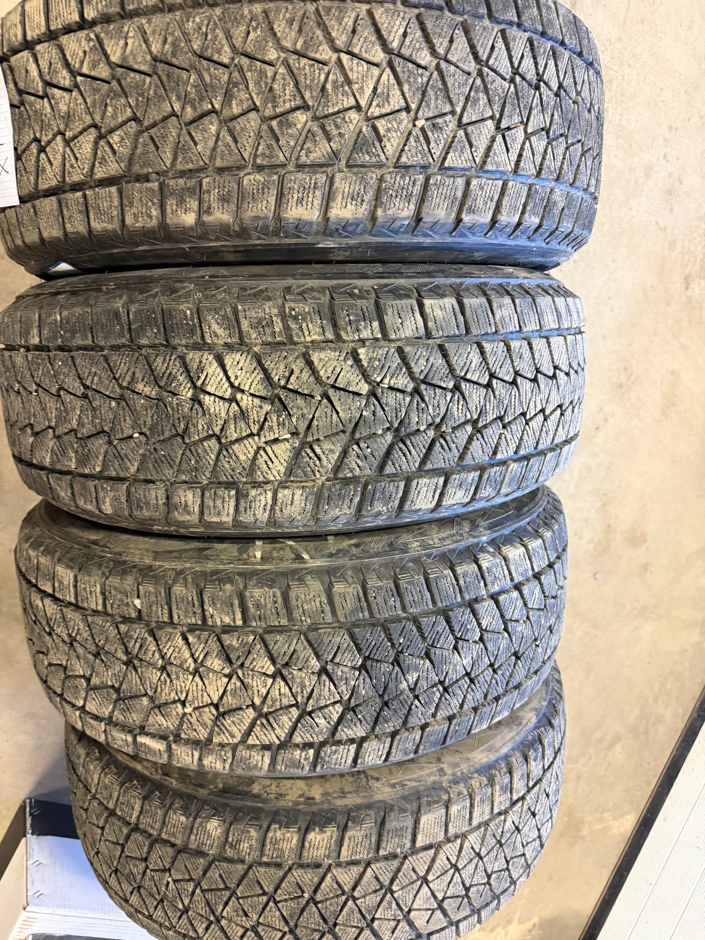 4 pneus d hiver 235/60r18 Bridgestone en tres bon état