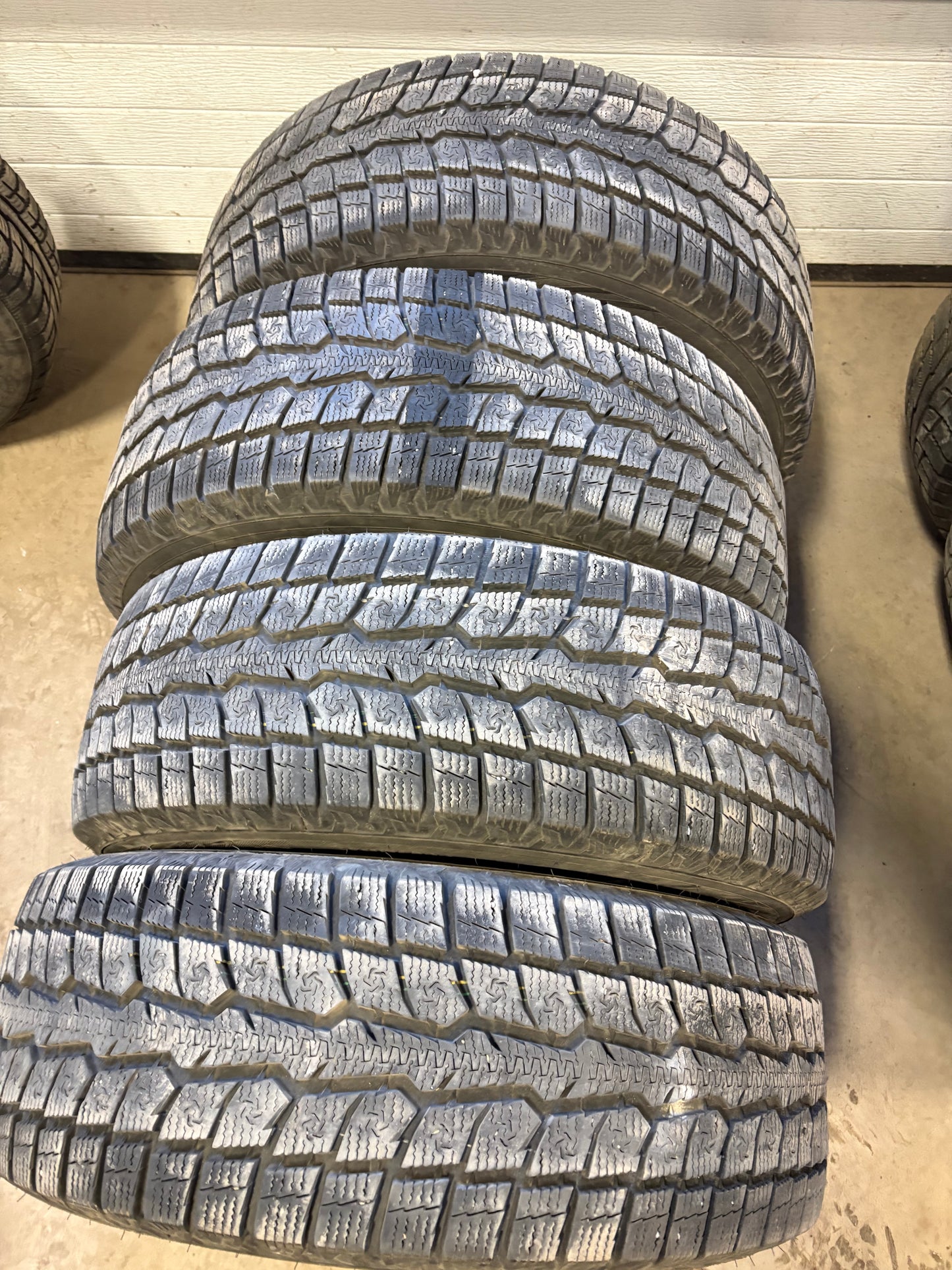 4 pneus d hiver 235/65r17 toyo a l etat neuf