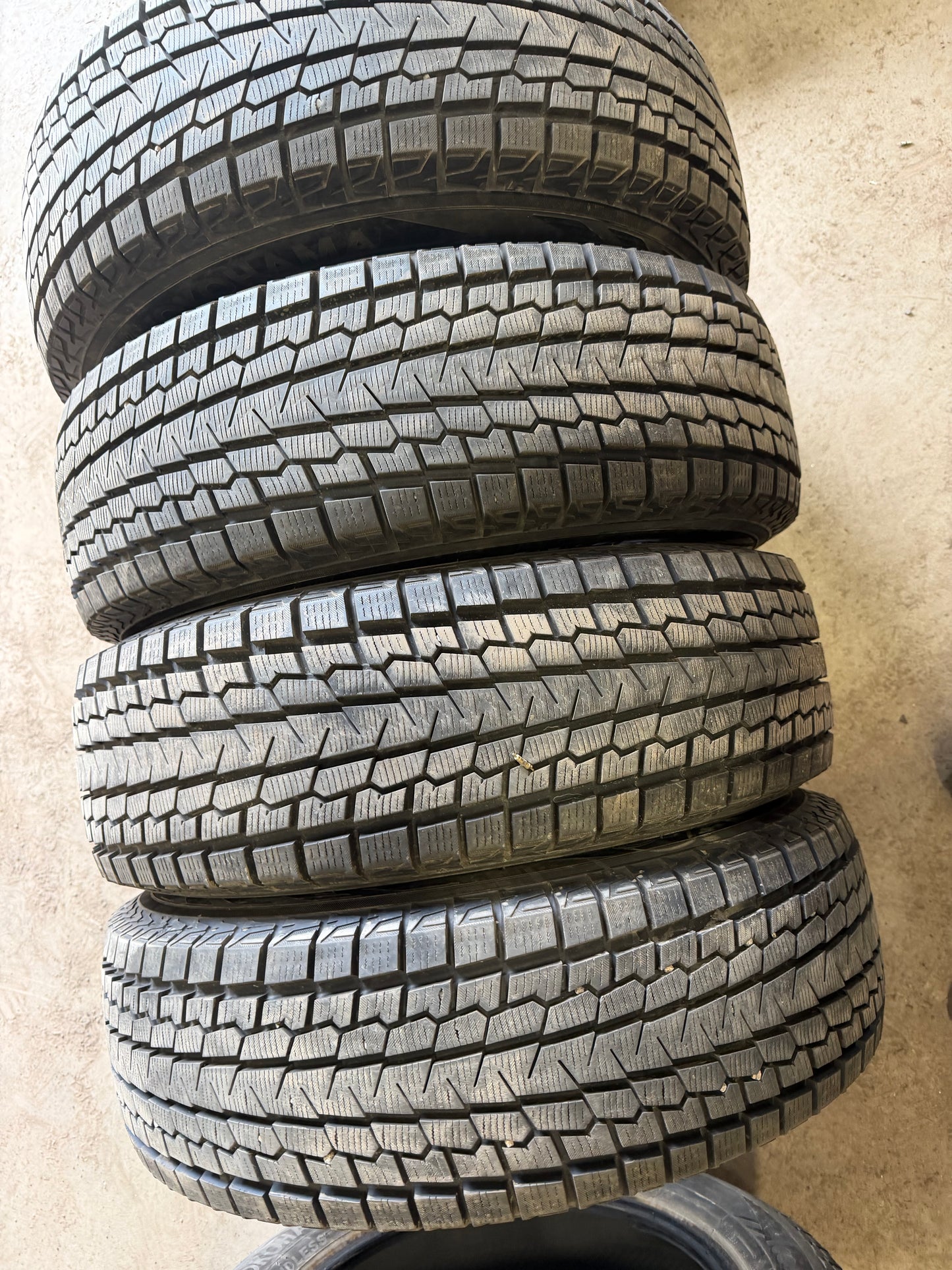 4 pneus d hiver 215/70r16 Yokohama a l etat neuf