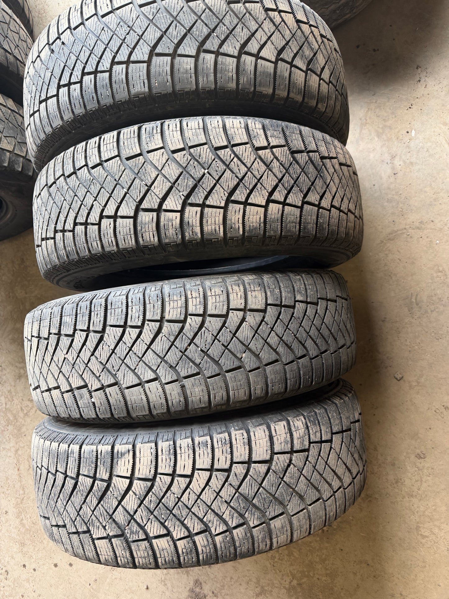 4 pneus d hiver 215/70r16 pirelli en tres bon état
