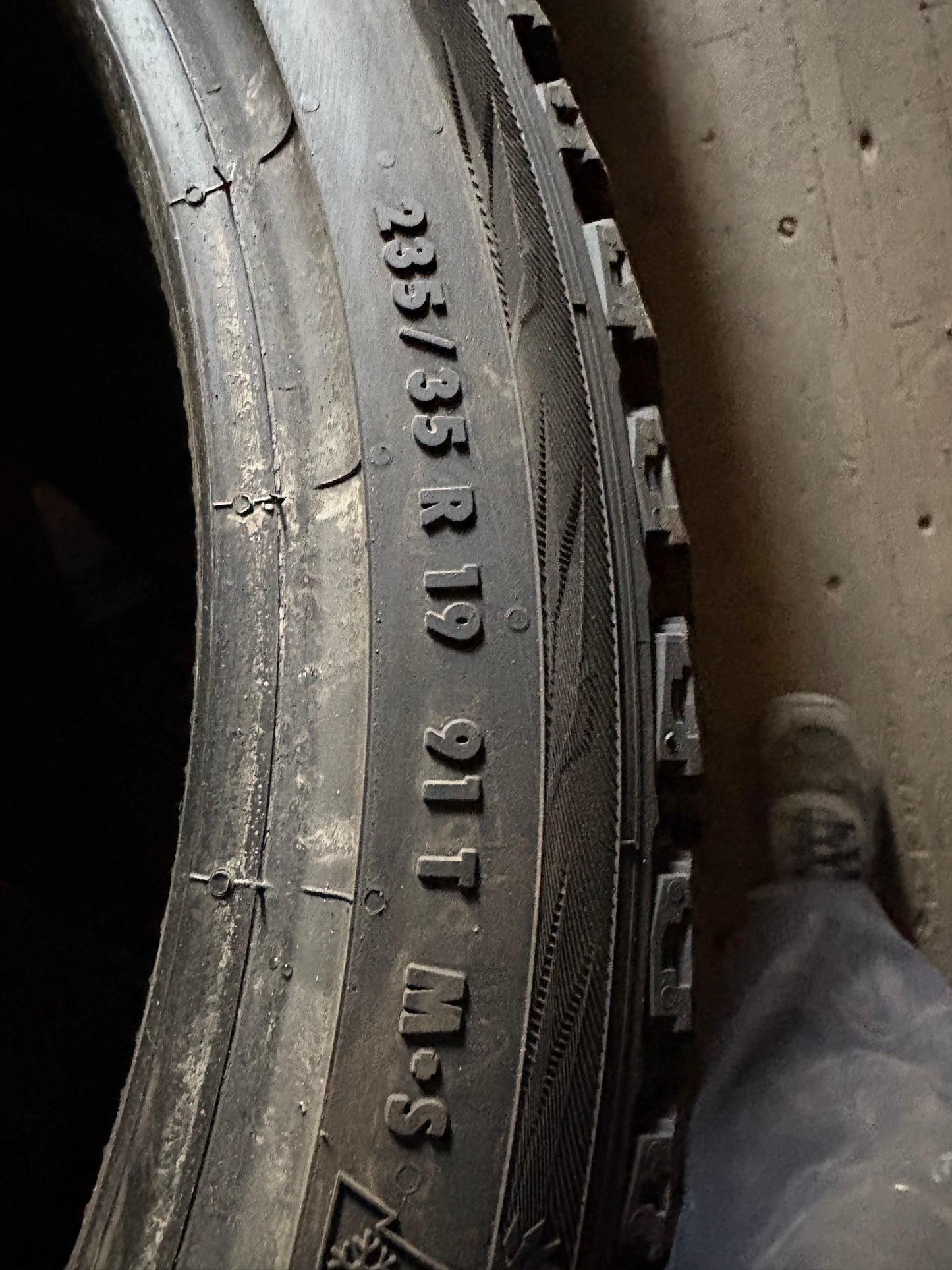 2 pneus d hiver 235/35r19 continental en tres bon état