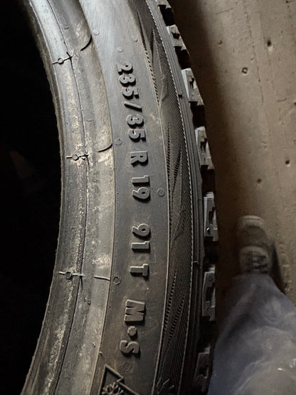 2 pneus d hiver 235/35r19 continental en tres bon état