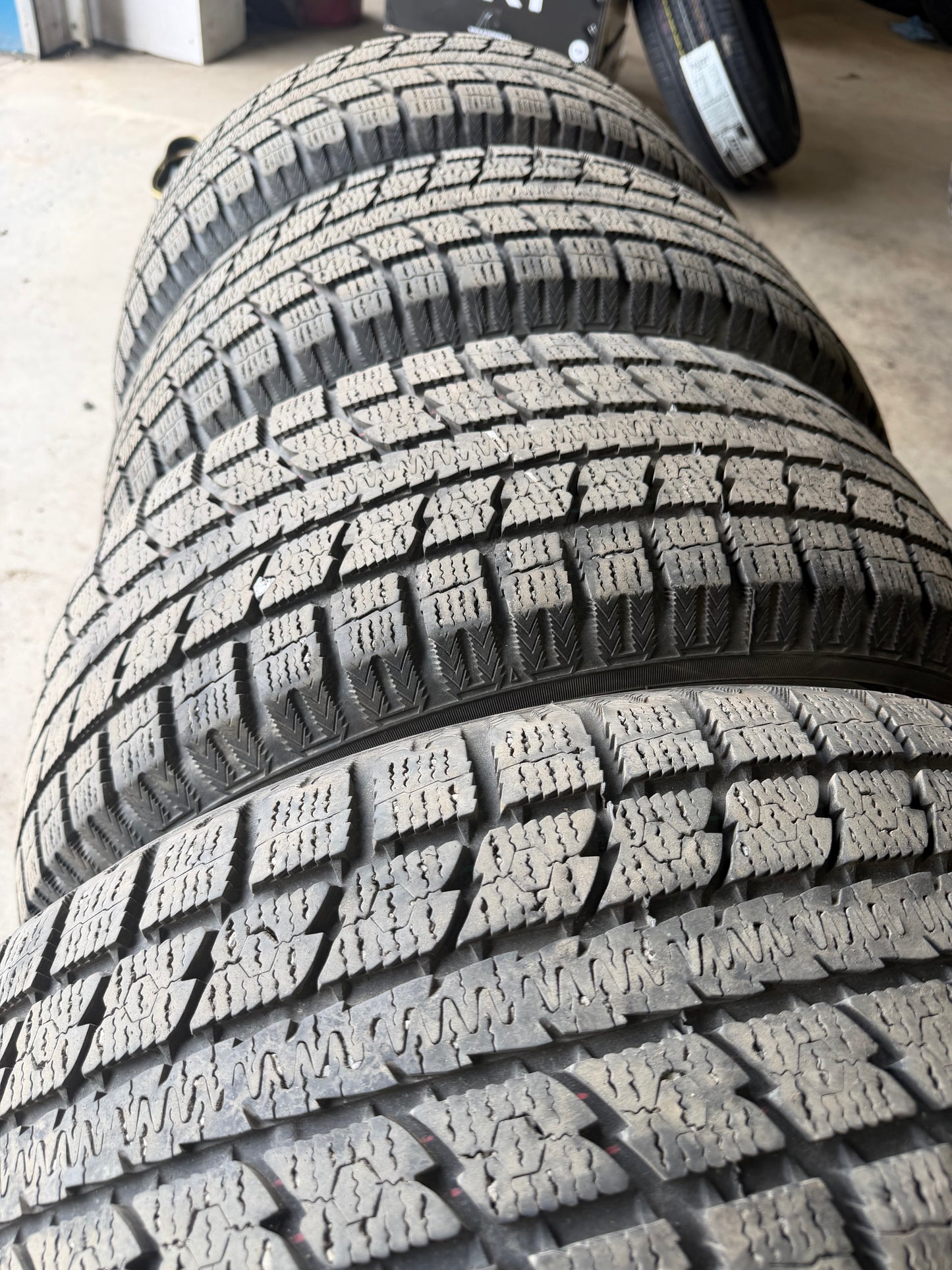 4 pneus d hiver 235/55r17 toyo en tres bon état