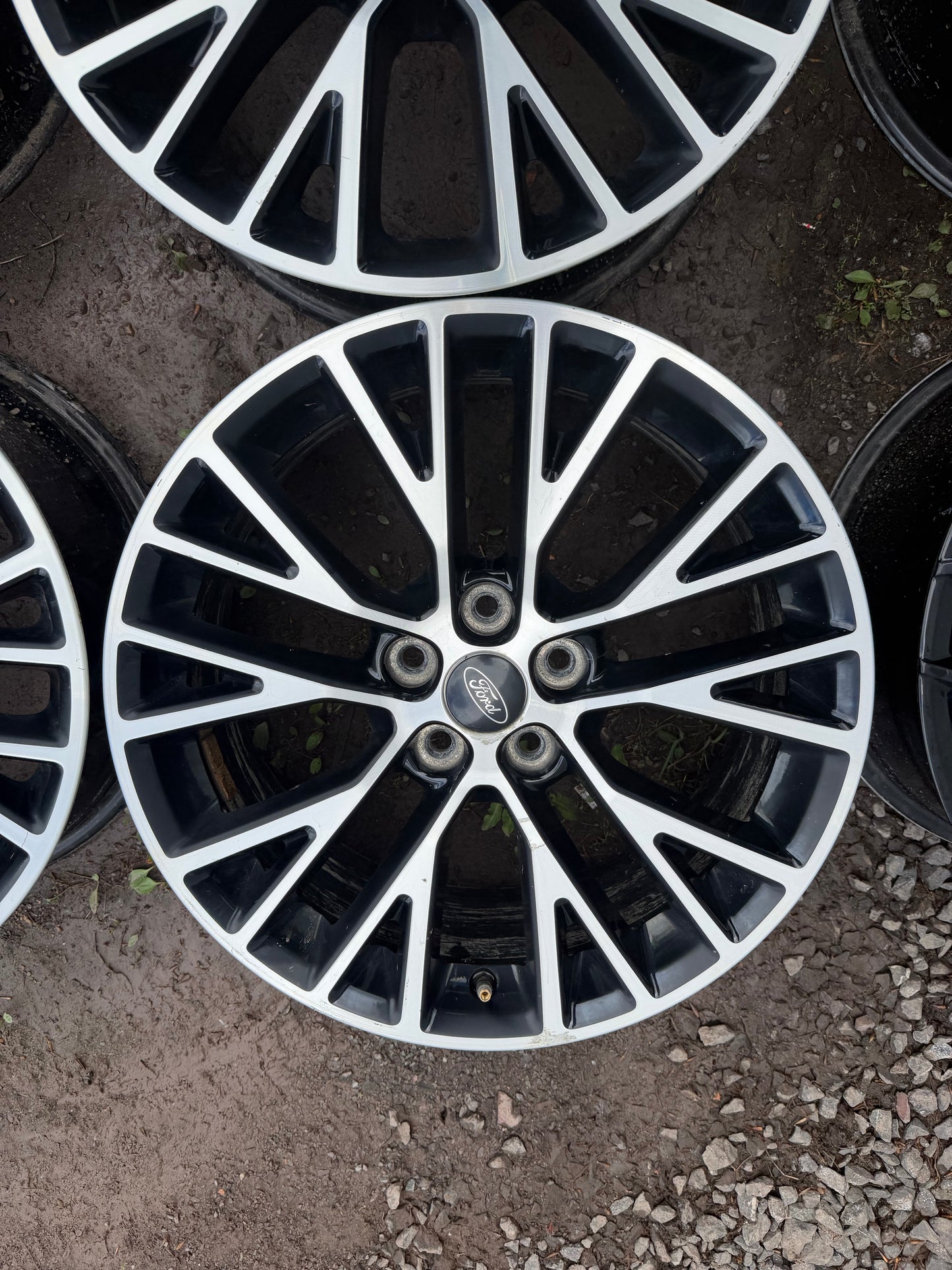 4 mags ford 18 pouces 5x108 a l etat neuf avec valves tpms