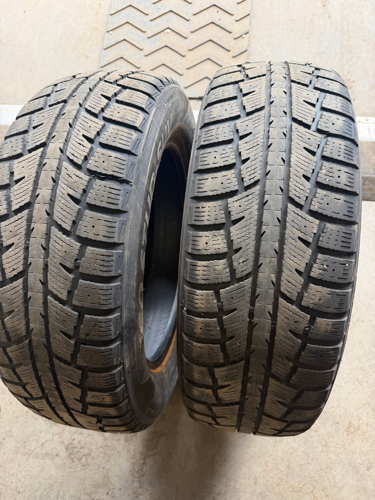 2 pneus d hiver 215/65r17 minerva