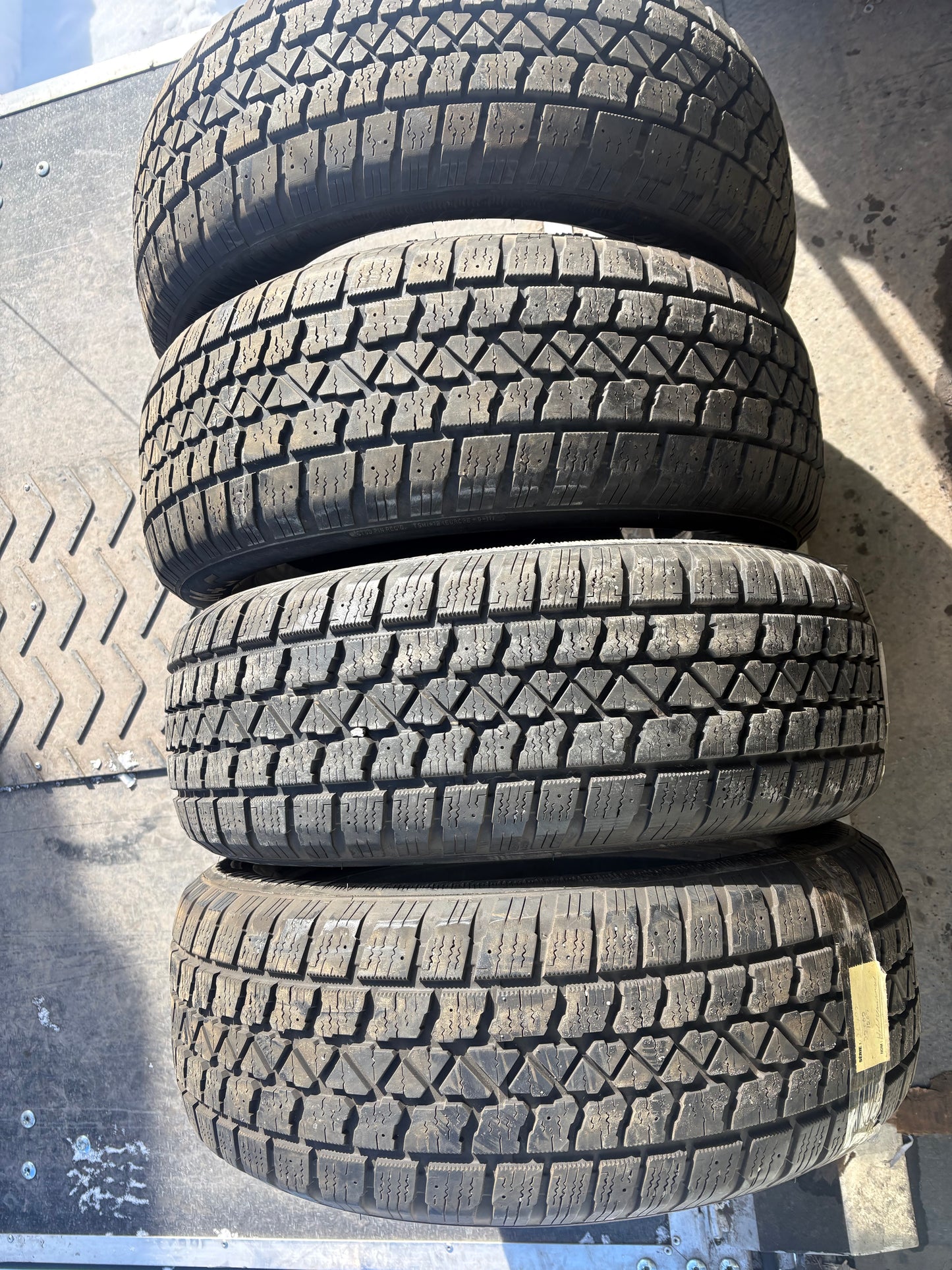4 pneus d hiver 225/60r17 arctic claw en bon état