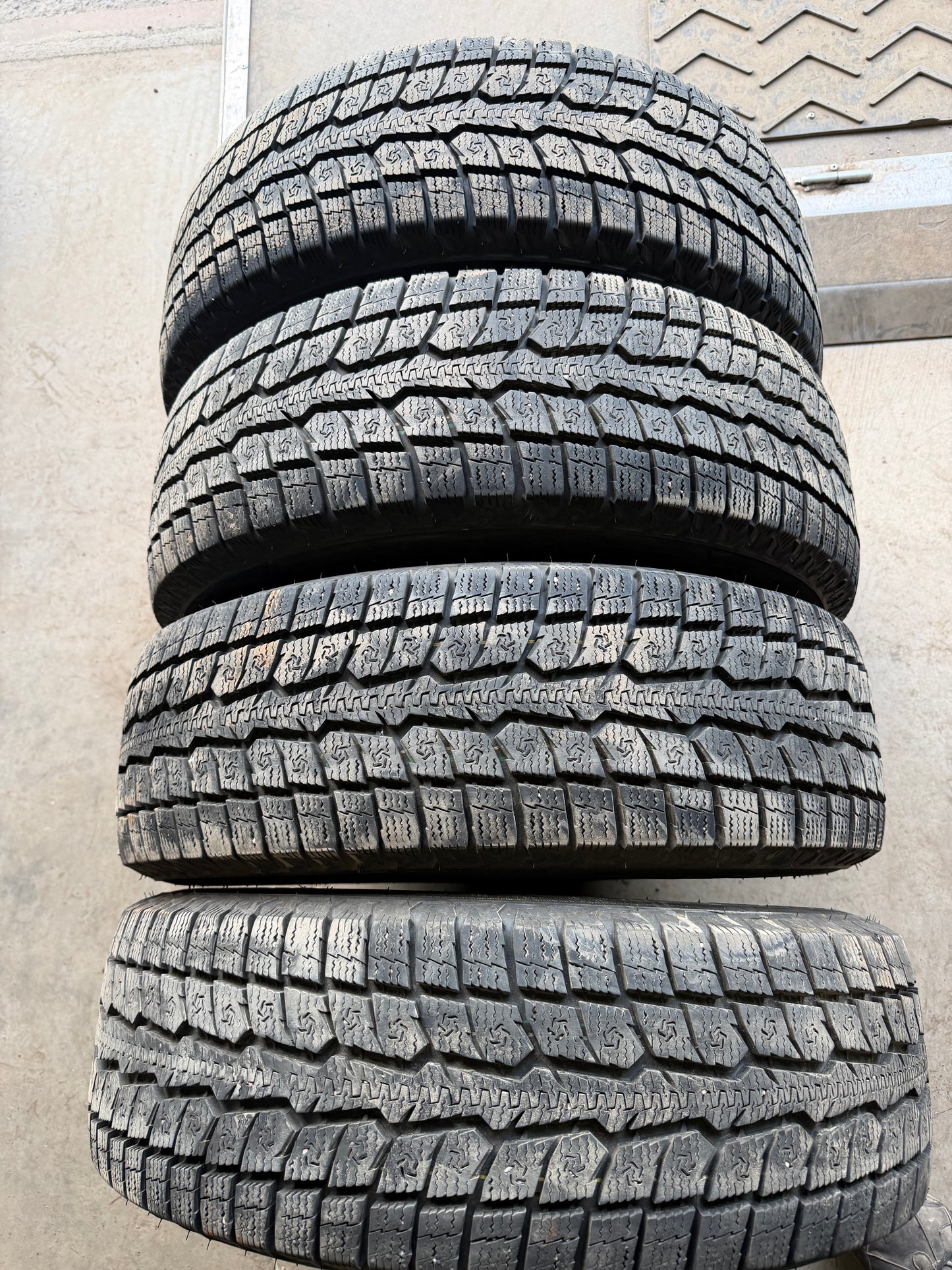 4 pneus d hiver 215/70r16 toyo a l etat neuf